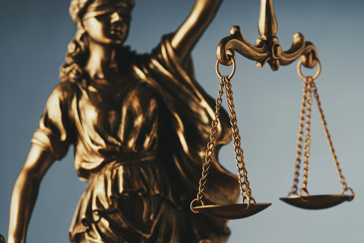 La justice en péril ? Les enjeux du procès équitable et des droits de la défense